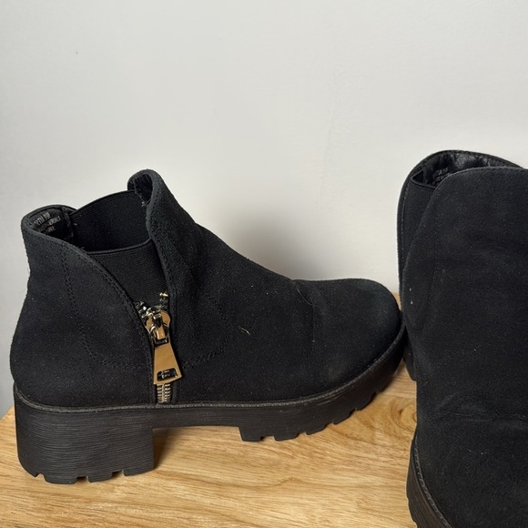 Cushionaire Women’s Black Portia Lug Bootie Faux Suede size 9M - Picture 3 of 10